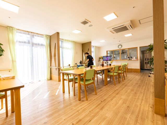 明るいダイニングルーム 共有スペース ゆったりとしたダイニングルームで、職員が心を込めた食事の準備を行っています。利用者様とのコミュニケーションも大切にしております。