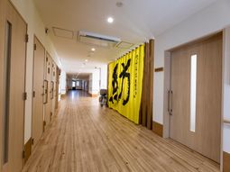 明るい廊下と車椅子