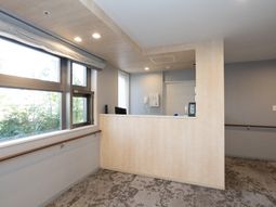 清潔な窓際フロント