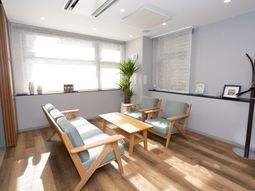 明るい待合スペース