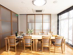 和やかな食事スペース