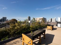 都会の景色が広がるテラス