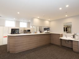 明るい居室のキッチン