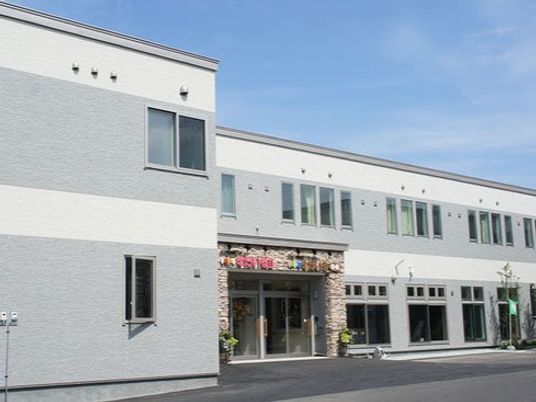 明るい雰囲気の施設外観