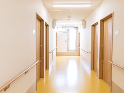 明るい廊下の風景