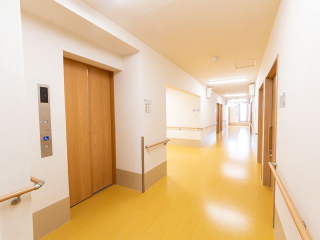 手すり付きの明るい廊下 エレベーター 洗練されたデザインの廊下は、手すりが取り付けられており、歩行に不安のある方も安心してお使いいただけます。