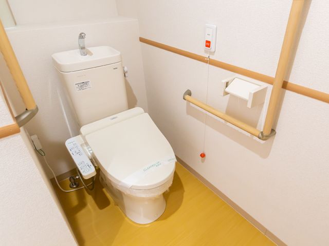 バリアフリートイレ トイレ 手すり付きの清潔なトイレです。非常時には呼び鈴で素早く対応が可能です。