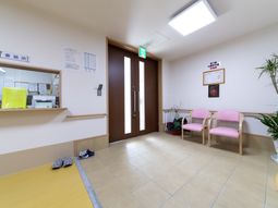 明るいエントランスの様子