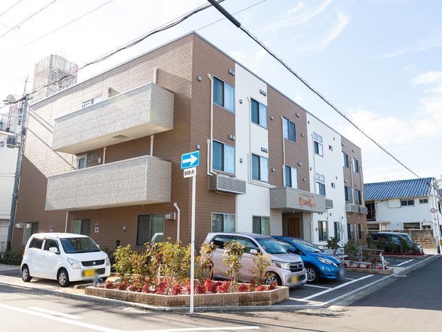 近代的な建物の外観 外観 清潔感のある外壁と整備された周辺環境が印象的です。訪れる方々に明るい印象を与える作りになっています。