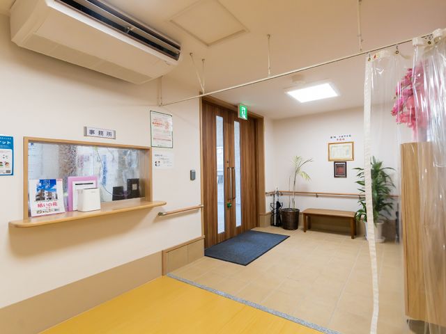 清潔なフロントエリア 受付 ゆったりとしたフロントエリアでは、落ち着いた雰囲気の中でお仕事ができます。職員とのコミュニケーションも取りやすいオープンな設計になっています。