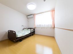 明るい個室の居室