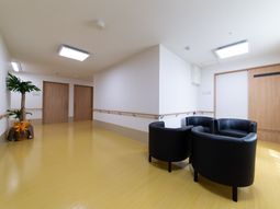 広々とした洋風ラウンジ