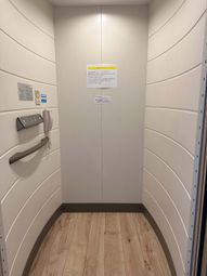 手すり付きのエレベーター
