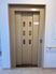 木製の扉が特徴のエレベーター