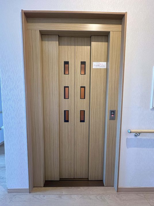 木製の扉が特徴のエレベーター