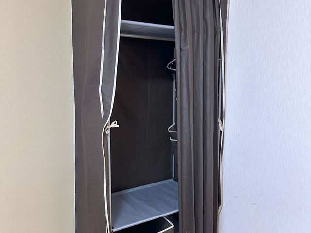 収納スペース クローゼット 軽装素材のクローゼットで、衣類をコンパクトに整理しやすい空間になっています。