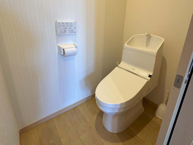 使いやすいトイレ トイレ バリアフリー設計の清潔なトイレです。人感センサーで照明がつく気配りのある空間になっています。