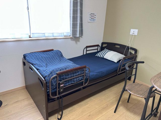 居室のシングルベッド 居室 広々とした居室内には、自然光が差し込むベッドがあります。快適に暮らせる工夫が揃っています。