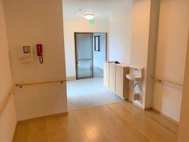 明るく広々とした廊下 エントランス 広々とした廊下には手すりが設置されており、安全に移動ができる設計になっています。明るく清潔感のある環境で、働きやすさも抜群です。