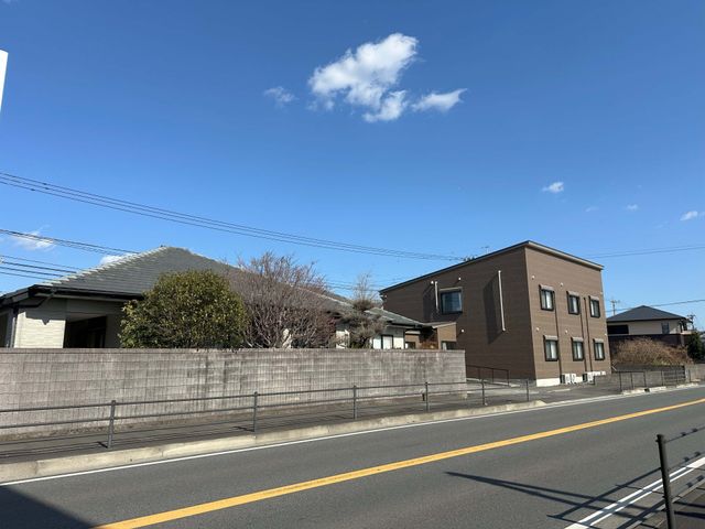 穏やかな住宅の外観 外観 青空に映える落ち着いた外観は、穏やかな雰囲気を提供します。通勤も快適な環境です。
