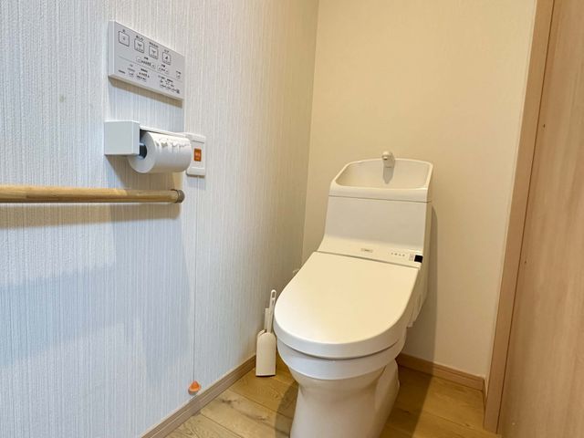安全で使いやすいトイレ トイレ 手すりが設置された清潔で広々とした空間です。利用者の方が安心して使いやすくなっています。