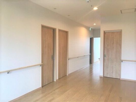 明るい廊下の手すり付き