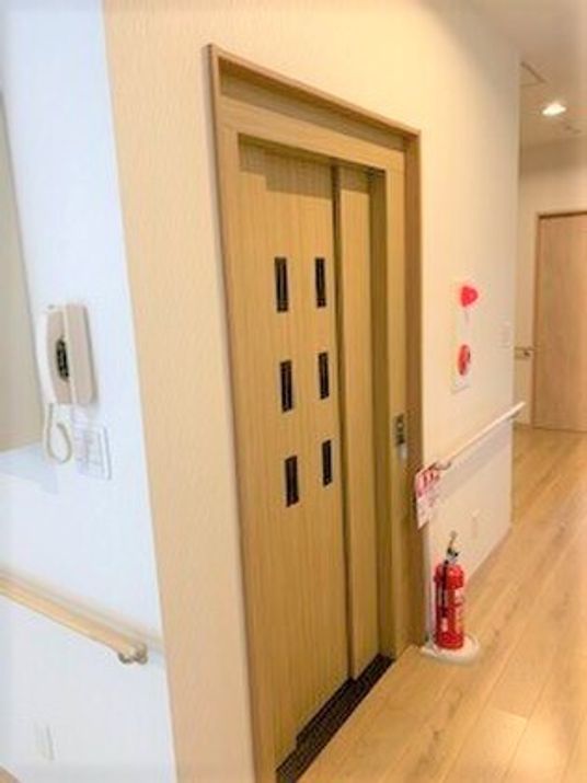 清潔感ある廊下と扉