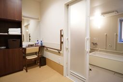 浴室の手すり付き居室