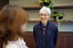 笑顔の職員と利用者