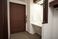 洗面台と木製のドア