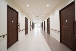 明るく清潔な廊下