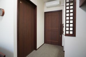廊下の木目調の扉
