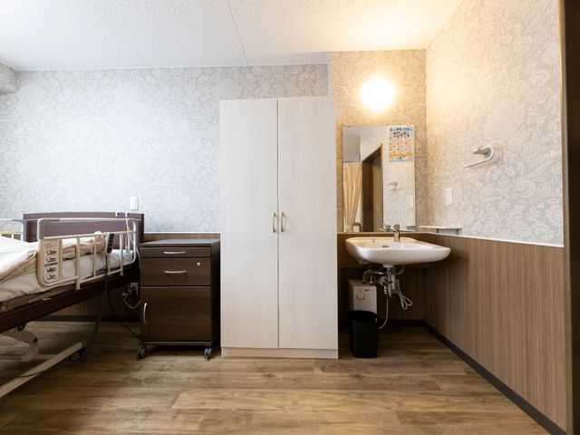居心地の良い居室 居室 落ち着いた色合いでまとめられた居室です。床は滑りにくい材質を使用しており、安全に移動ができます。