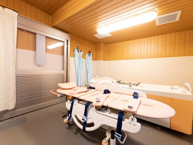モダンな浴室設備 浴室 快適なケアを支える、設備充実の清潔感あふれる浴室です。安全かつ快適な入浴支援を想像していただけます。