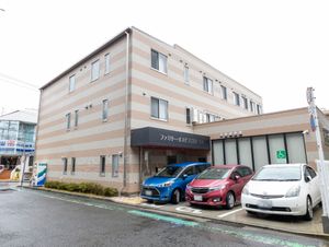 外観の建物と駐車場