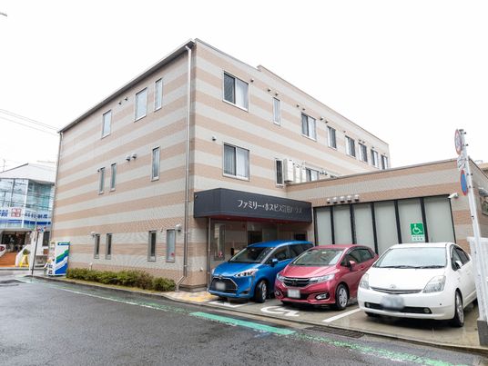 外観の建物と駐車場
