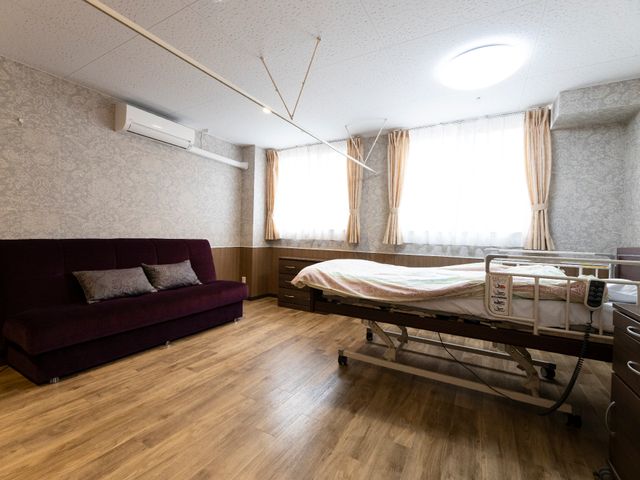 快適な居室の様子 居室 ゆったりとしたソファが配された居室です。家具や床材にもこだわり、暖かみのある空間が広がっています。