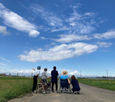 広い青空の散歩道