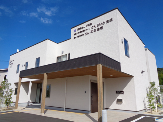 白い建物の外観  