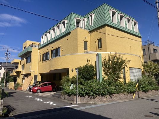 明るい外観の建物  