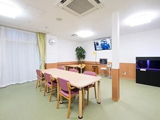 明るい共有ダイニングスペース