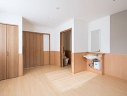 明るい木目調の居室