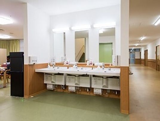 広々した洗面台と廊下