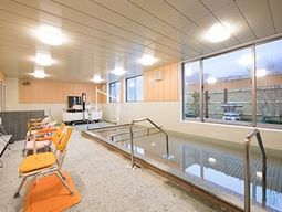 明るい浴室の手すり