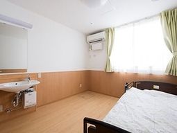 明るい個室の居室