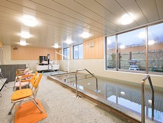 広々とした明るい浴室