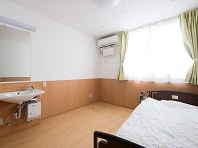 明るい個室の居室 居室 ゆとりある居室で、必要な設備が備え付けられており、個々のライフスタイルに合わせた生活を支援しています。