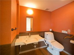 オレンジの壁のトイレ