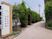 施設名看板のある通路外観  