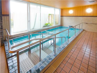 明るい浴室の手すり付きプール